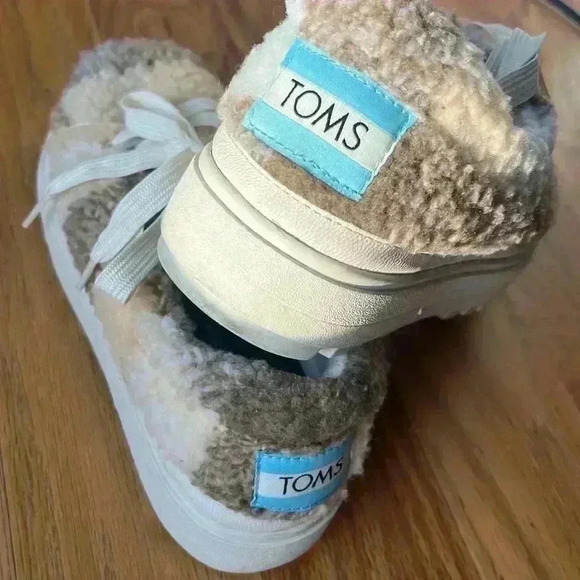 Toms Lace up lug brown multi faux shearling plaid shoes- US womens size 7 - Picture 8 of 10
